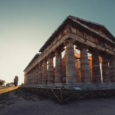 Elegante Tra Mare E Storia * Paestum
